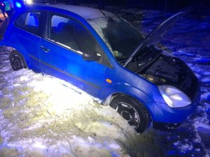 wypadek w ruziecku 20 latek stracil panowanie nad kierownica i uderzyl w drzewo