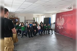 makowianka na strazackiej lekcji mlodzi zawodnicy poznali zasady bezpieczenstwa i prace strazaka