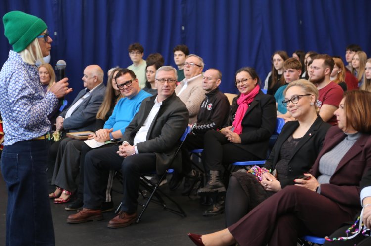 O pomaganiu w LO im. Curier-Skłodowskiej w Makowie Mazowieckim