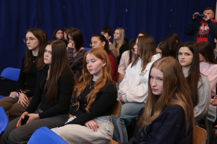 O pomaganiu w LO im. Curier-Skłodowskiej w Makowie Mazowieckim
