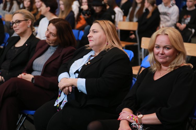 O pomaganiu w LO im. Curier-Skłodowskiej w Makowie Mazowieckim