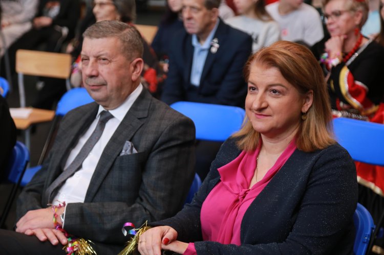 O pomaganiu w LO im. Curier-Skłodowskiej w Makowie Mazowieckim