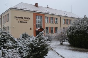 nowe parkingi dojazdy i oswietlenie przy szkole w rozanie w planie 46 miejsc postojowych