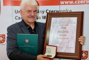 odchodzacy na emeryture sekretarz gminy czerwonka uhonorowany za dlugoletnie dzialania na rzecz mazowsza