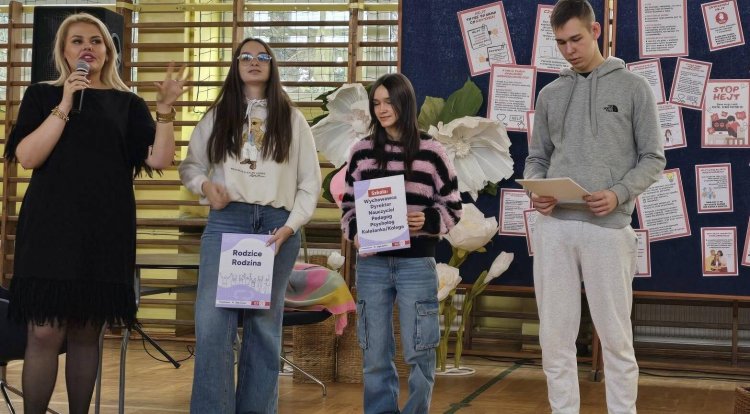 Znana influencerka i prezenterka gościnią ZS im. ŻAK w Makowie Mazowieckim. Tematem spotkania hejt
