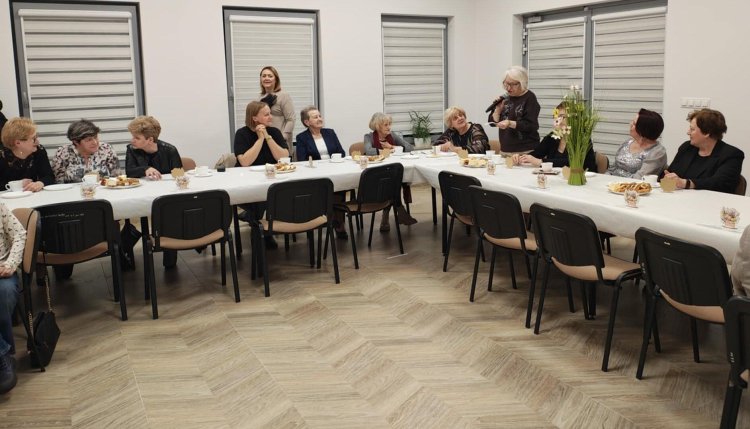 Na spotkanie z okazji Dnia Kobiet zaprosili 8 marca 2026 wójt oraz Gminna Biblioteka Publiczna