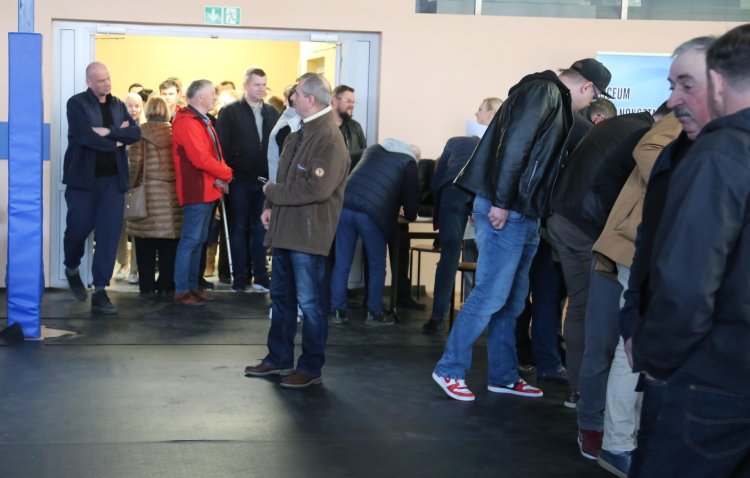 Uwagi, wątpliwości, długa dyskusja - spotkanie konsultacyjne w sprawie budowy linii kolejowej Przasnysz - Zegrze