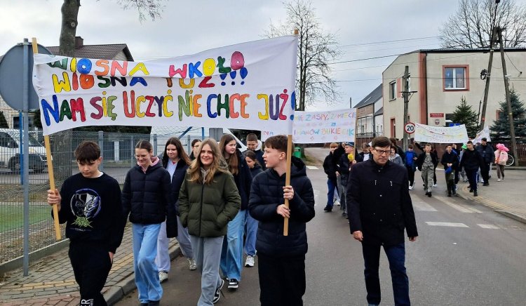 Wiosenna parada w Krasnosielcu. Fot. SP w Krasnosielcu