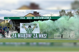 kibice makowianki z oprawa na derbach za makow za mks na trybunach przy sportowej