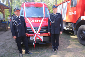 osp ploniawy bramura dostala lekki samochod ratowniczo gasniczy 2 maja podczas gminnego dnia strazaka woz zostal poswiecony