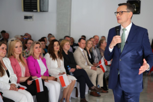 mateusz morawiecki w makowie mazowieckim precz z idiotyczna polityka to jest polityka malpy z brzytwa zdjecia
