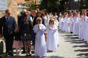 uroczystosc pierwszej komunii swietej w rozanie zdjecia