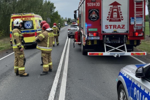 czolowe zderzenie dwoch samochodow w karniewie na dk60
