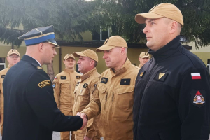 trzej strazacy z nagrodami finansowymi