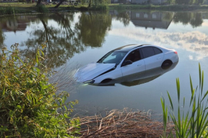 o wlos od tragedii mercedes wpadl do stawu zdjecia