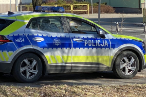 19 letnia kierujaca volkswagenem nie zatrzymala sie do kontroli drogowej uciekajac przed policja uderzyla w ogrodzenie posesji
