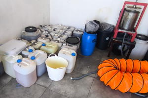 akcja cbsp w powiecie makowskim w zabudowaniach gospodarczych ujawniono laboratorium do produkcji narkotykow wideo