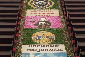 wyjatkowy dywan mozna podziwiac w przasnyskim kosciele powstaje tylko raz w roku