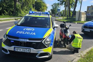 49 letni kierujacy skuterem nie zatrzymal sie do kontroli drogowej uciekajac uderzyl w radiowoz