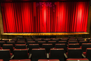 swieto teatru w starym szelkowie na scenie mlodzi aktorzy z gminy