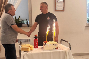 druhowie osp drazdzewo sprawili niespodzianke swojemu naczelnikowi odznaczonemu przez prezydenta rp