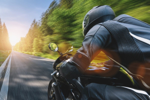 51 letni motocyklista z powiatu makowskiego pedzil jak szalony przyciagnal uwage policji i teraz predko na motocykl nie wsiadzie
