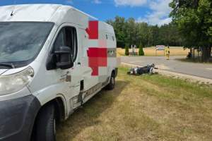zderzenie samochodu dostawczego z motorowerem na skrzyzowaniu w poswietnem