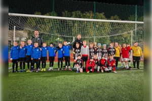 Dużo grania młodych piłkarzy FC Różan. Mecze ligowe, sparingi i mnóstwo minut na boisku