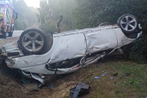 bmw zjechalo z drogi i dachowalo kierowca byl trzezwy ale