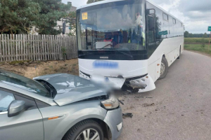 ford zderzyl sie z autobusem ktorym podrozowaly dzieci