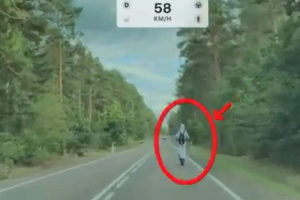 Dwójka nastolatków na jednej hulajnodze. Pędzili przez las. Bez kasków i bez wyobraźni (wideo)