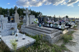 Cichy świadek historii - cmentarz parafialny w Sieluniu. Zdjęcia