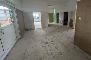 Będzie bardziej funkcjonalnie i estetycznie. W SP w Czerwonce remontowane jest zaplecze sali gimnastycznej