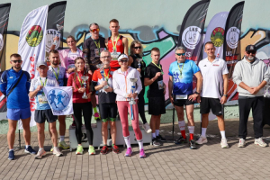 piec kilometrow i mocne tempo w czerwonce zwyciezca zszedl ponizej 17 minut