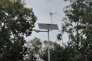 Nowe lampy w pięciu miejscowościach gminy Płoniawy-Bramura. Świecą dzięki słońcu i wiatrowi