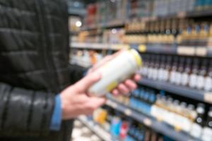 Ukradł alkohol i napój energetyczny, zaatakował pracownicę sklepu i klienta