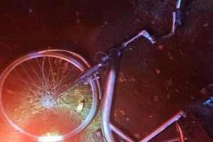 Zderzenie rowerzysty z samochodem na skrzyżowaniu w Chełchach