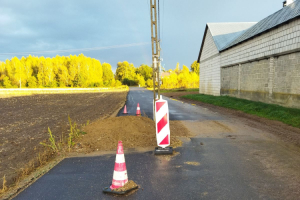 Słup stanął na drodze drogowcom. Dosłownie! Taka "atrakcja" w Ruziecku