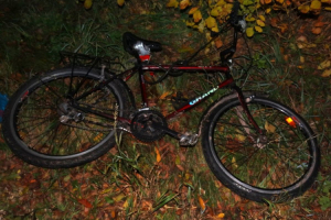 Groźne zdarzenie po zmroku - samochód uderzył w rower. Właściciel jednośladu nie troszczył się o własne bezpieczeństwo
