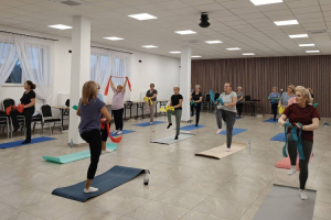 W każdą środę ćwiczą. Zajęcia rehabilitacyjne dla seniorów z gminy Karniewo